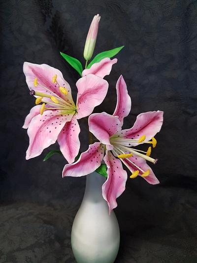 Sugar stargazer lilies - Cake by Lori Snow