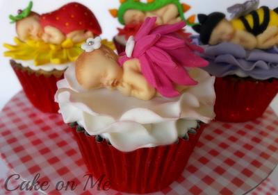 Babies on cupcakes - Cake by Cake on Me