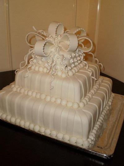 All white with pearls and bow - Cake by Loracakes