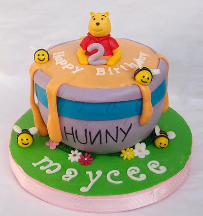 Pooh loves Hunny - Cake by Julie Manundo 