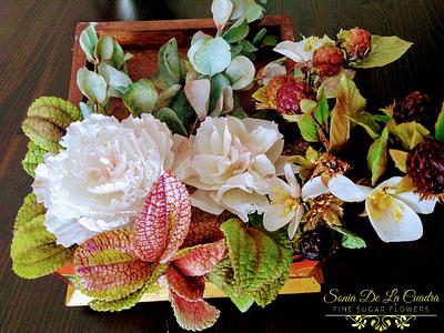Flower arrangement (peonies, blackberries, eucalyptus, pilea and exotic leaves - Cake by Sonia de la Cuadra