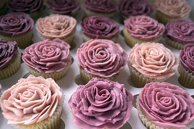 Rose Cupcakes - Cake by Sugar Ruffles