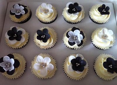 Black & White cuppies - Cake by Carrie