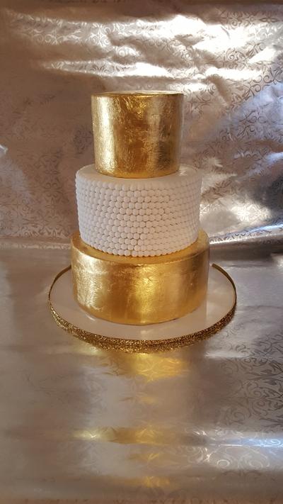 Simple gold and white cake - Cake by The Custom Piece of Cake