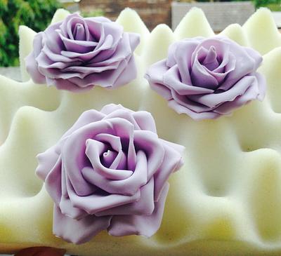 Purple sugar roses - Cake by KS Cake Design