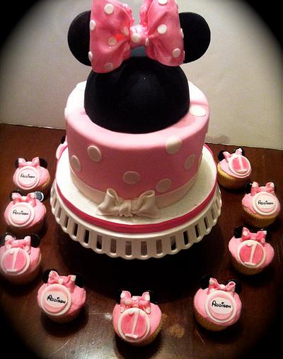 Minnie Mouse  - Cake by Heidi