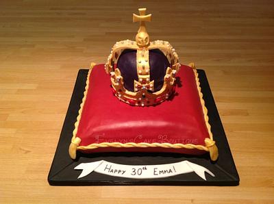 Tudor Crown - Cake by Evelynscakeboutique
