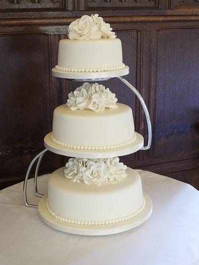 Classic cream roses and pearls  - Cake by Lisa 
