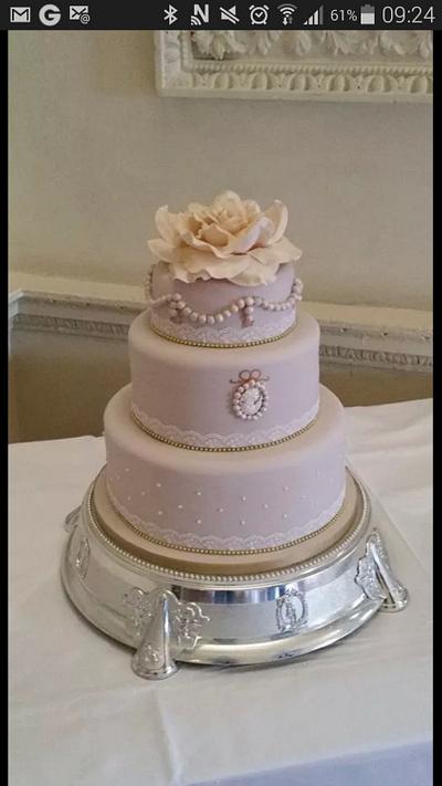 Cameo Vintage Wedding Cake - Cake by Hollys Cakes