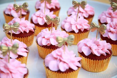 Golden bows - Cake by Ann