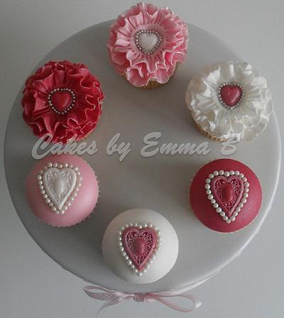 Valentines Cupcakes - Cake by CakesByEmmaB