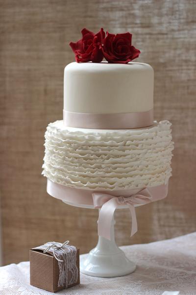 Ruffle cake with red roses - Cake by TLC