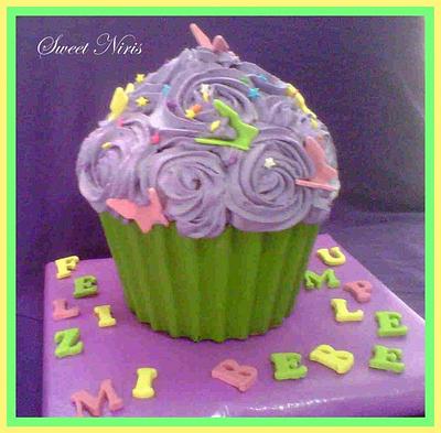 Lila and green cute giant cupcake - Cake by laniris18