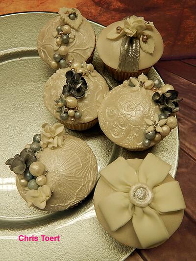 Vintage wedding cupcakes - Cake by Chris Toert
