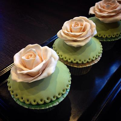 Rose and violet cupcakes - Cake by Cake Lounge 