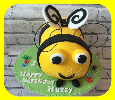 Buzzy bee - Cake by Poundies Bakes