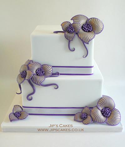 Purple flowers Wedding Cake - Cake by Jip's Cakes