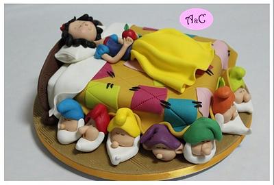 Snow White and the Seven Dwarfs - Cake by Com Amor & Carinho