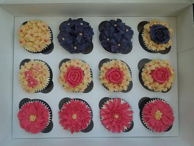 Flowery cupcakes - Cake by Crescentcakes