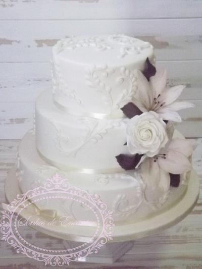 Stargazer Lily and rose wedding cake - Cake by Sonhos de Encantar by Sónia Neto
