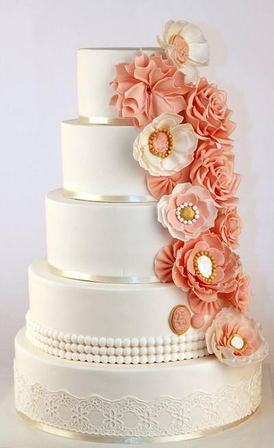 Wedding cake with gumpaste flowers - Cake by Bioled
