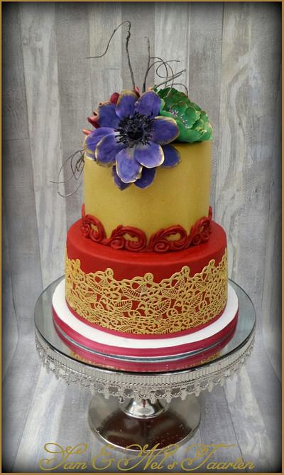 A touch of gold with flowers - Cake by Sam & Nel's Taarten
