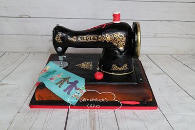 Vintage Singer sewing machine - Cake by Ermintrude's cakes