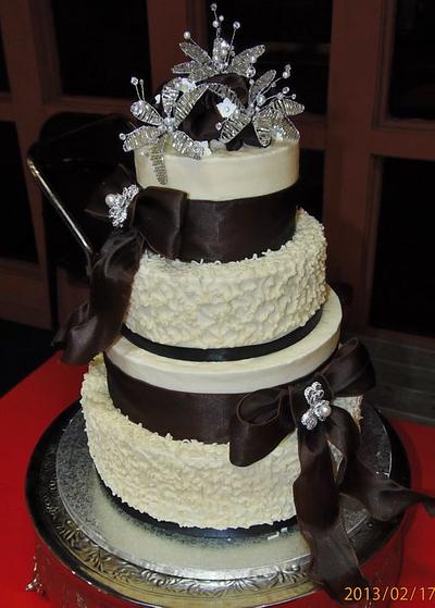 Jeweled Brooche wedding cake - Cake by Nancys Fancys Cakes & Catering (Nancy Goolsby)