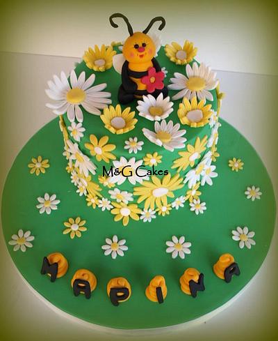 Bee on daisies - Cake by M&G Cakes