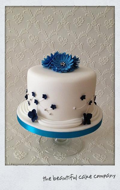 Gerbera & Daisy Cake - Cake by lucycoogancakes