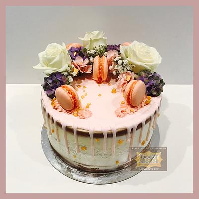 Dripcake with fresh flowers - Cake by Taartaholics