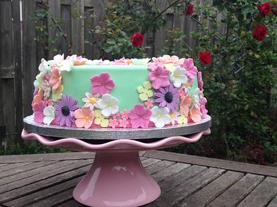 Summer birthday cake with flowers - Cake by Sophie's Bakery