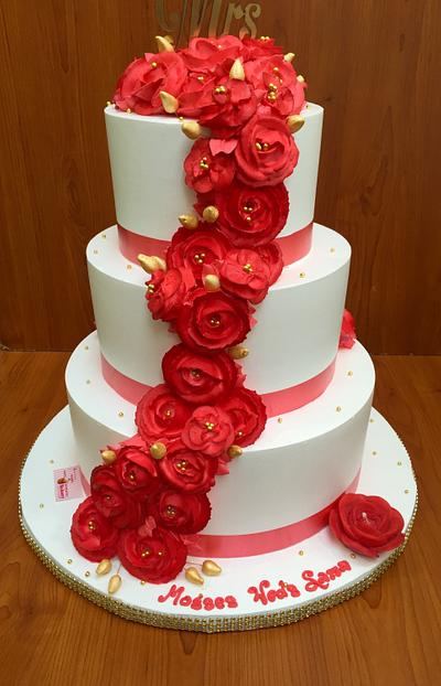 Roses are always red  - Cake by Michelle's Sweet Temptation