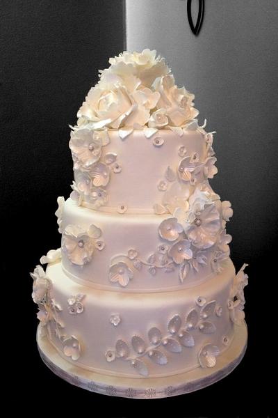 All dressed in White - Cake by Frostilicious Cakes & Cupcakes