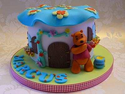 Pooh Bear at home - Cake by Jip's Cakes