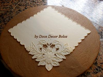 Madeira Embroidery Cake base - Cake by Bolos Doce Decor