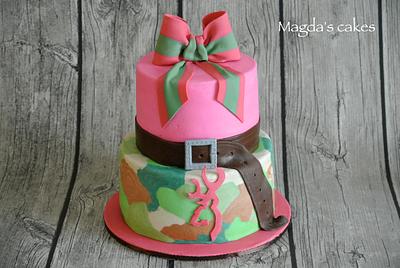 camo and bows - Cake by Magda's cakes