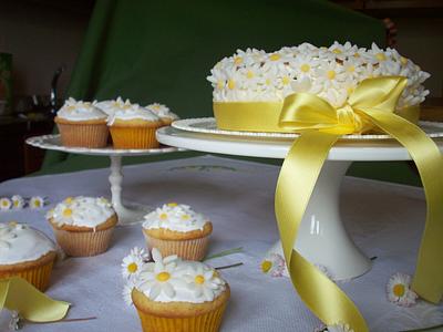 Daisy cake & Cupcakes - Cake by Fragoleinfinite