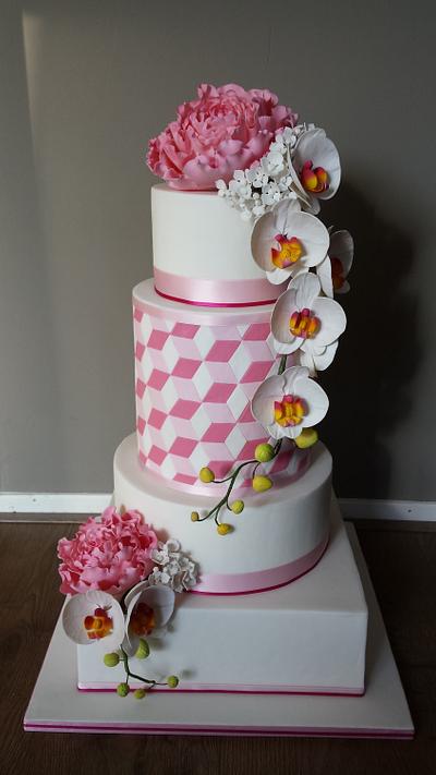 Pink/White Wedding cake with sugar flowers   - Cake by Liselotte (Taartje van Lot) 