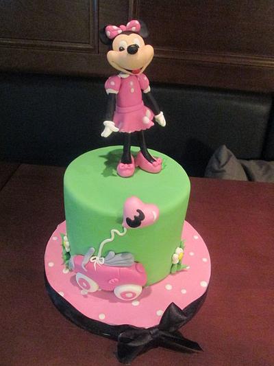 Minnie and her car - Cake by Lara Correia