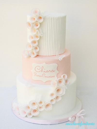 Delicate wafer paper roses - Cake by zuccherofondente