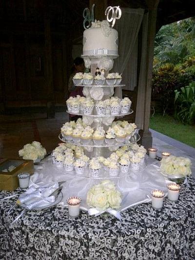 Simply elegant white rosses wedding cake and cupcakes - Cake by Thia Caradonna