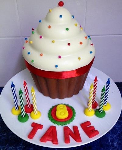 pinata giant cupcake cake - Cake by Hope