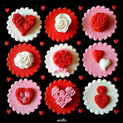 Valentine Cupcake Toppers - Cake by miettes