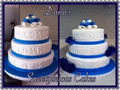 Blue and white weddingcake  - Cake by Dana Bakker