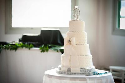 My first wedding cake - Cake by Saskia Beaton