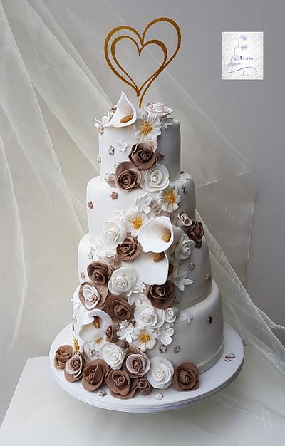 Wedding cake with lots of flowers - Cake by Judith-JEtaarten