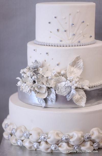 Silver and white - Cake by Livy