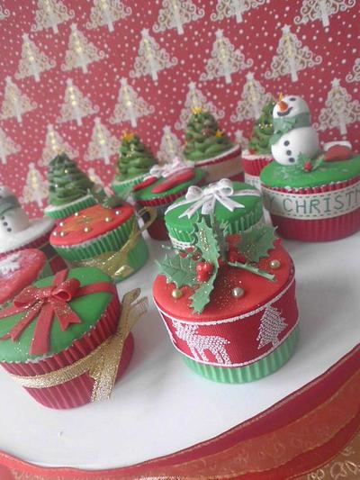 Festive Cupcakes - Cake by prettypetal