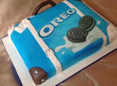 Oreo suitcase - Cake by Samantha Dean